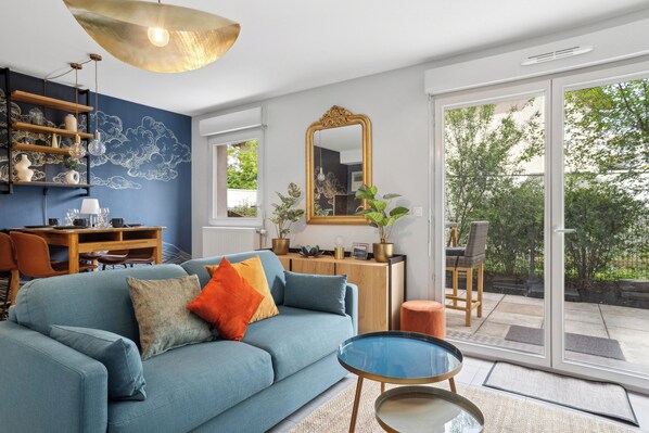 Smart TV - Retro-chic elegance with terrace near the tramway (Saint-Priest)