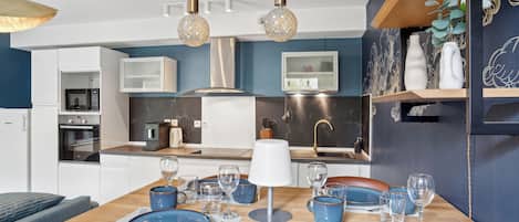 Een koelkast, een microgolfoven, een oven, een kookplaat