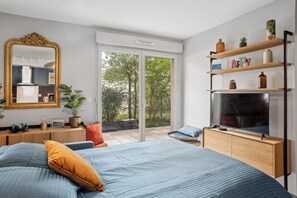 1 bedroom, desk, iron/ironing board, travel crib - Retro-chic elegance with terrace near the tramway (Saint-Priest)