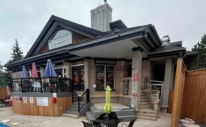 Outdoor dining - Heavenly Hideaway | Ski-In-Out, Shuttle & Hot Tub (The Blue Mountains)