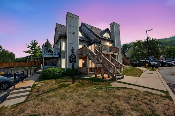 Exterior - Heavenly Hideaway | Ski-In-Out, Shuttle & Hot Tub (The Blue Mountains)