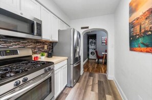 Refrigerador, microondas, horno y parrilla de estufa 