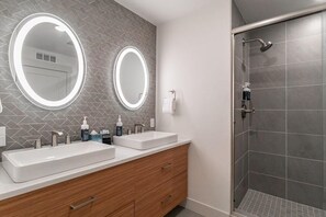 Douche, sèche-cheveux