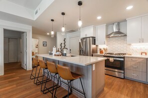 冷蔵庫、電子レンジ、オーブン、コンロ