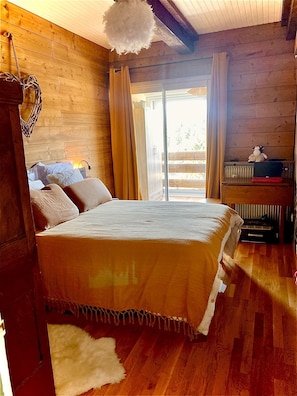 3 habitaciones, escritorio y tabla de planchar con plancha 