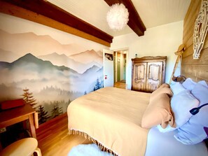 3 bedrooms, iron/ironing board, travel crib, internet