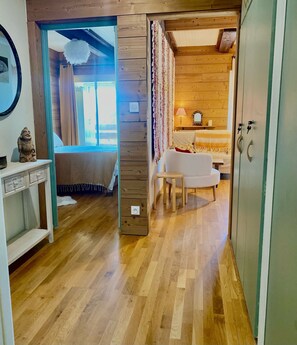 3 bedrooms, desk, iron/ironing board, travel crib