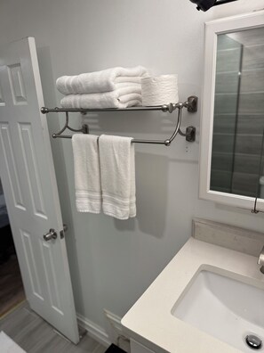 Doccia, asciugacapelli, bidet, sapone