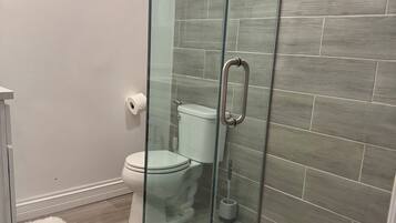 Doccia, asciugacapelli, bidet, sapone