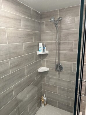 Doccia, asciugacapelli, bidet, sapone