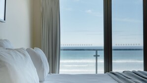 A hotel room with a large window offering a view of the sea. - Sandy Nook - 2/192B Griffiths Street (Port Fairy)