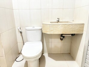 Buồng tắm vòi sen, khăn tắm, xà phòng, dầu gội