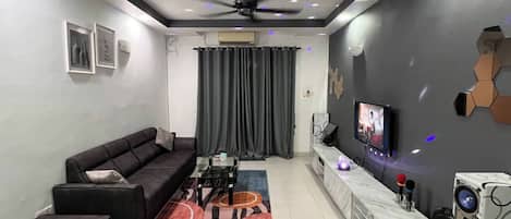 อพาร์ทเมนท์, 3 ห้องนอน, พร้อมสิ่งอำนวยความสะดวกสำหรับผู้พิการ, วิวเมือง | ห้องนั่งเล่น