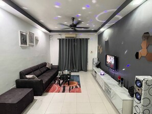 Apartment, 3 Bedrooms, Accessible, City View | Living room