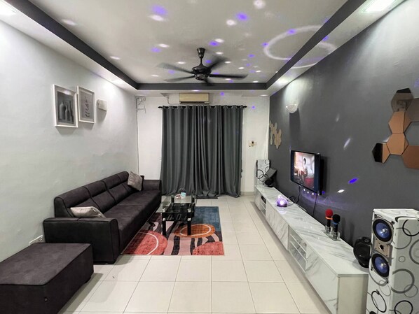 Apartment, 3 Bedrooms, Accessible, City View | Living room
