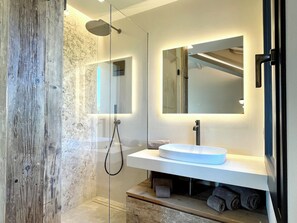 Dusche, Haartrockner, Handtücher, Seife