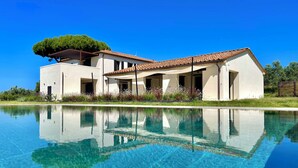 Une maison moderne avec une piscine à l’avant.