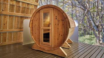 Room with Sauna, Non smoking | Bathroom | Hair dryer, towels, shampoo, toilet paper