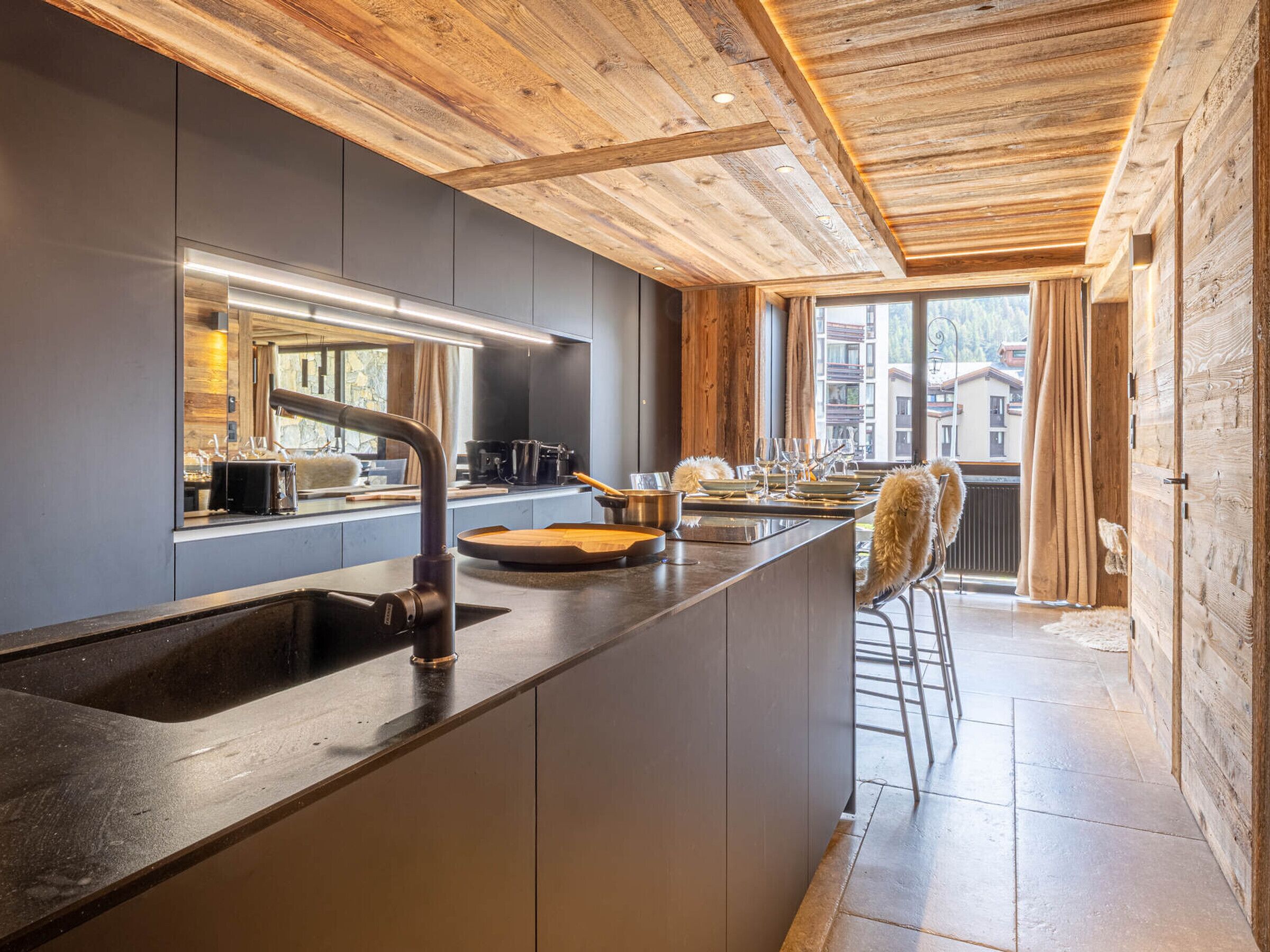 Réfrigérateur, micro-ondes, lave-vaisselle, cafetière/bouilloire