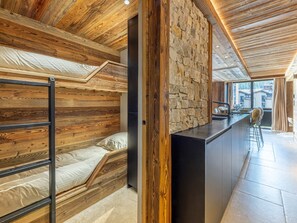 3 室のベッドルーム、WiFi (無料)、ベッドシーツ