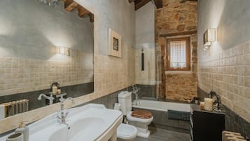 Douche, sèche-cheveux, bidet, serviettes fournies
