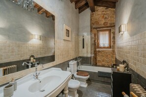 Dusche, Haartrockner, Bidet, Handtücher