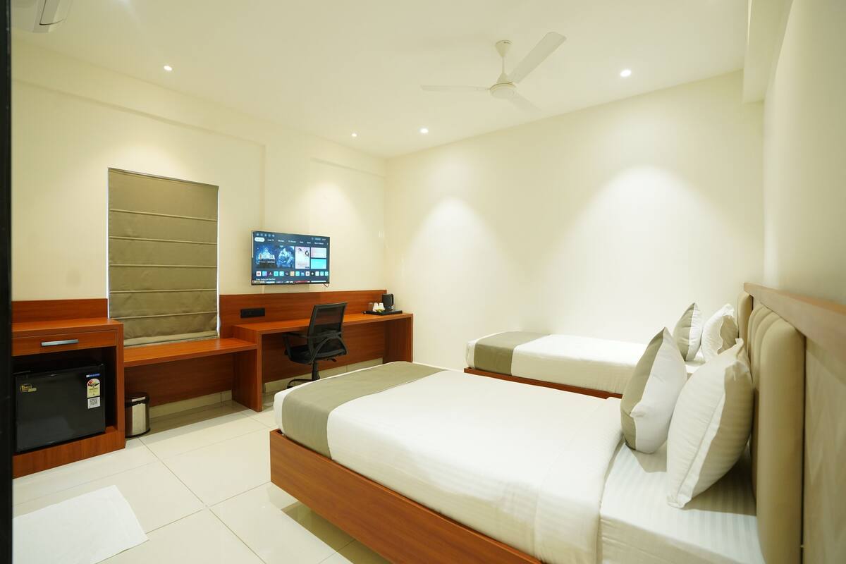 Tomannsrom – comfort | Skrivebord for bærbar PC og wi-fi (inkludert)