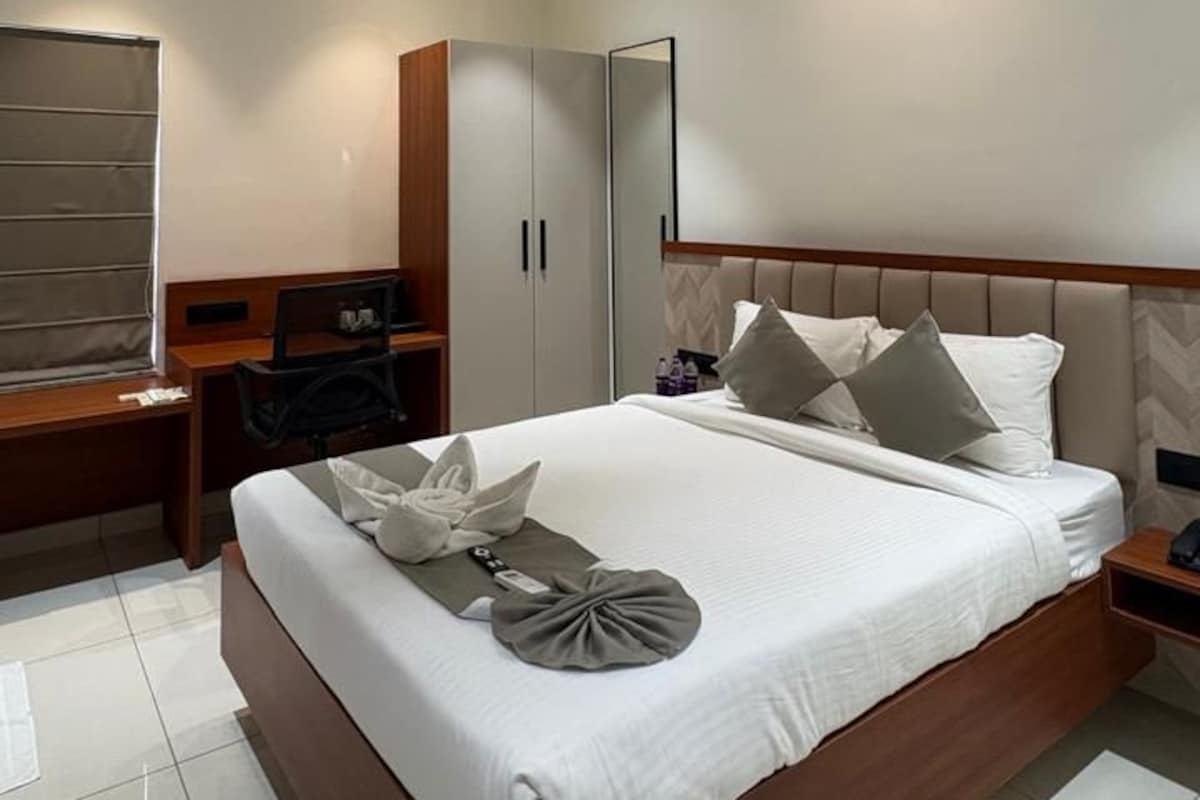 Standard Double Room | Laptop workspace, WiFi (free)