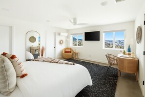 4 bedrooms, desk, free WiFi, bed sheets