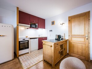 Coffee/tea maker, fridge, microwave, stovetop