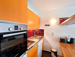 Fridge, oven, dishwasher, coffee/tea maker