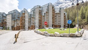 Un hotel moderno con un diseño arquitectónico único, que presenta una fachada curva y varios balcones.