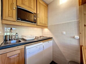 Fridge, microwave, dishwasher, coffee/tea maker - 2-room ski-in/ski-out, south balcony, Val d'Isère (Val-d'Isère)