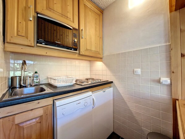 Fridge, microwave, dishwasher, coffee/tea maker