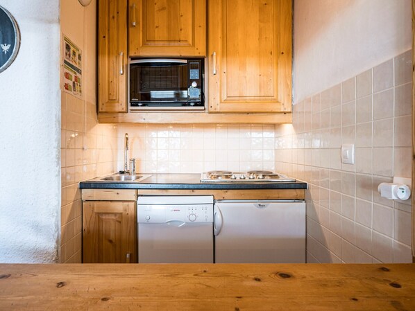 Coffee/tea maker, fridge, microwave, dishwasher