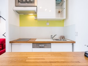 Wasserkocher mit Kaffee-/Teezubehör, Kühlschrank, Herdplatte