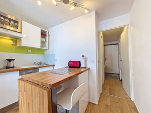Fridge, stovetop, dishwasher, coffee/tea maker