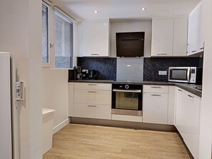 Kühlschrank, Mikrowelle, Ofen, Geschirrspüler