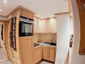 Een koelkast, een magnetron, een oven, een kookplaat