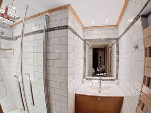 Een haardroger, handdoeken