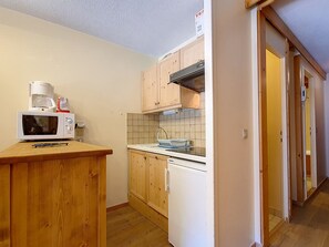 Fridge, microwave, dishwasher, coffee/tea maker