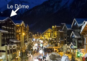 Lumisessa kylässä on perinteisiä puurakennuksia, ja siellä sijaitsee erityisen huomiota herättävä hotelli nimeltä ”Le Dome”.