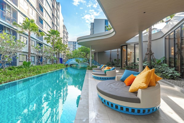 Una piscina al aire libre