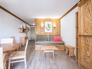 TV - Comfortable studio in the center with balcony (Val-d'Isère)
