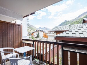 Outdoor dining - Comfortable studio in the center with balcony (Val-d'Isère)