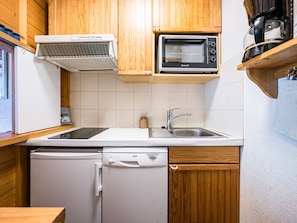 Fridge, microwave, dishwasher, coffee/tea maker