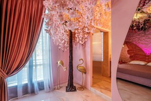 1 bedroom, in-room safe, iron/ironing board, travel cot - Fairytale Athens Suites: The Blooming Chamber Suite (Athina)