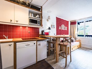 Fridge, dishwasher, coffee/tea maker, toaster