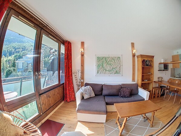 TV - Studio with alcove, ski-in/ski-out in Val-d'Isère (Val-d'Isère)