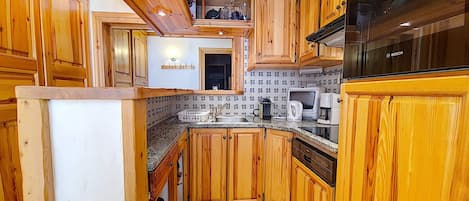 Køleskab, mikrobølgeovn, ovn, kogeplade